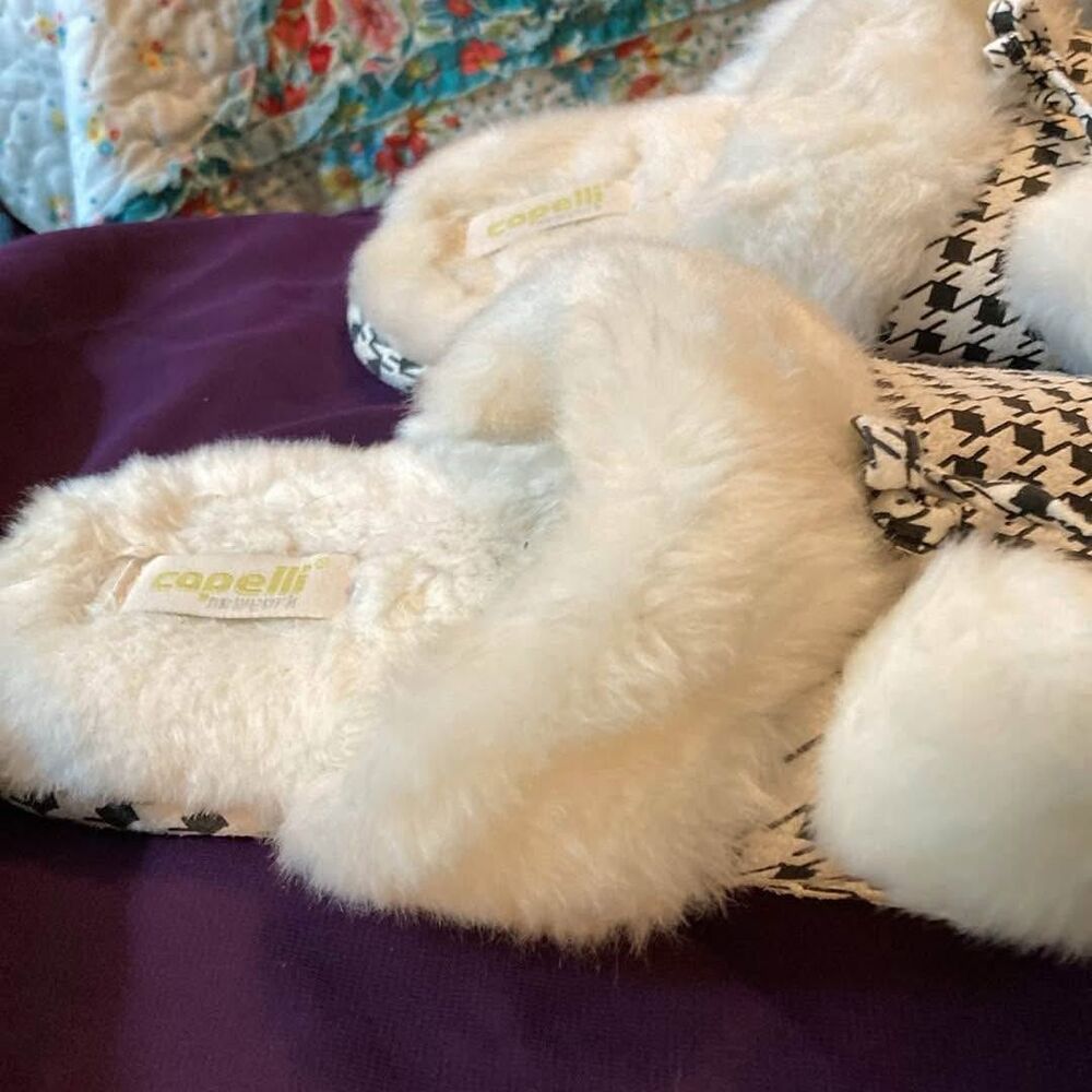 Capellini New York fuzzy slippers size large 8/9 great condition - Picture 2 of 5